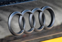 Emblème coffre Audi Black Edition - vue rapprochée - Becquet Voiture