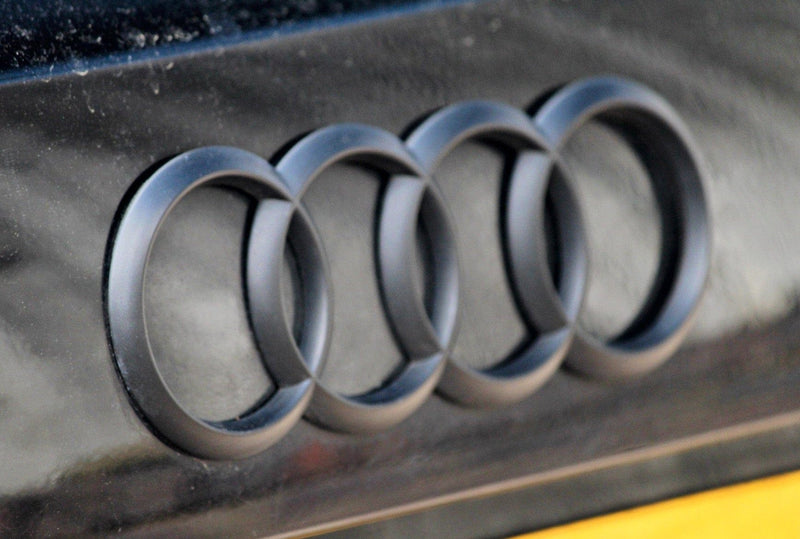Emblème coffre Audi Black Edition - vue rapprochée - Becquet Voiture