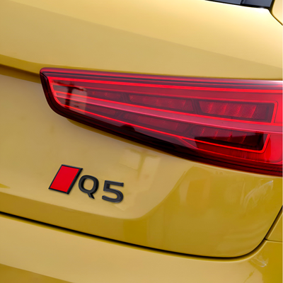 Emblème coffre Audi Q5 noir brillant - installé sur véhicule - Becquet Voiture