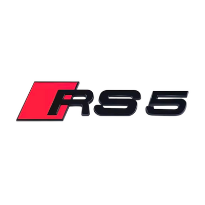 Emblème coffre Audi RS5 noir brillant - vue de profil - Becquet Voiture