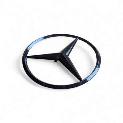 Emblème coffre Mercedes étoile noir - vue rapprochée - Becquet Voiture