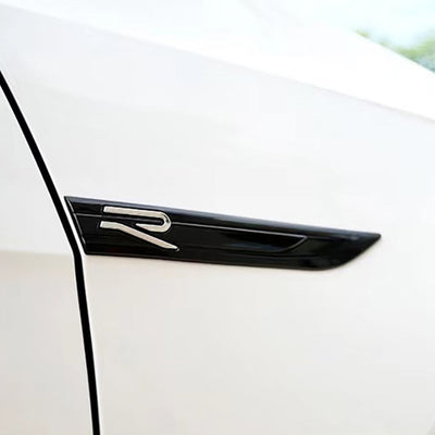 Emblème Côté VW Golf 8 R Noir Chrome Full Noir - installé sur véhicule - Becquet Voiture