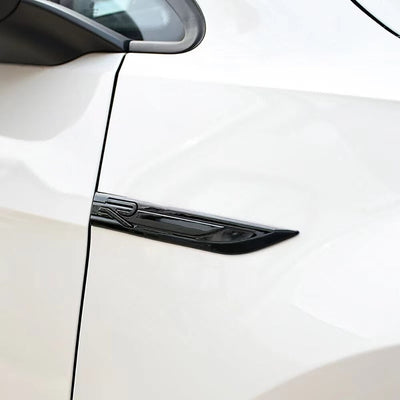 Emblème Côté VW Golf 8 R Noir Chrome Full Noir - vue de trois-quarts - Becquet Voiture