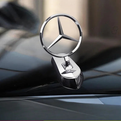Emblème de Capot Chromé Mercedes-Benz avec Aile - vue de trois-quarts - Becquet Voiture