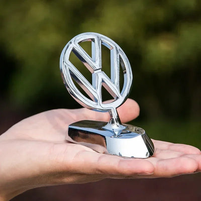 Emblème de Capot Chromé Volkswagen Golf Polo Passat - en situation - Becquet Voiture