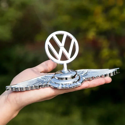 Emblème de Capot Chromé Volkswagen Golf Polo Passat - vue de face - Becquet Voiture