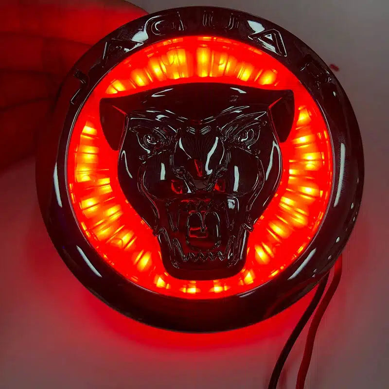 Emblème Jaguar LED 4D lumineux pour calandre avant 2 tailles - packshot studio - Becquet Voiture