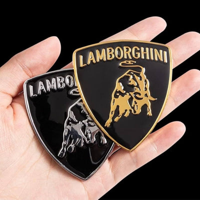 Emblème Lamborghini Chrome Doré Voiture - vue de trois-quarts - Becquet Voiture