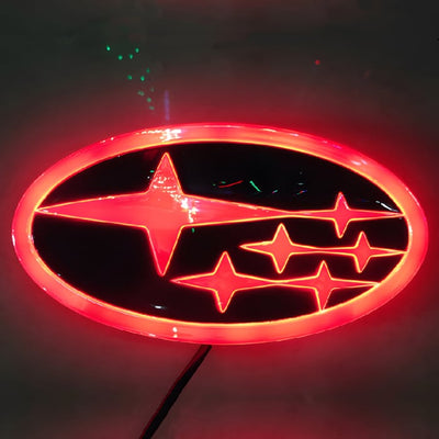 Emblème LED lumineux Subaru 4D pour hayon Forester Legacy Impreza - vue de trois-quarts - Becquet Voiture