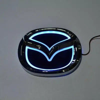 Emblème LED Mazda 5D lumineux arrière 12.0x9.5cm bleu rouge blanc - vue de trois-quarts - Becquet Voiture