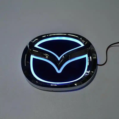 Emblème LED Mazda 5D lumineux arrière 12.0x9.5cm bleu rouge blanc - vue de trois-quarts - Becquet Voiture