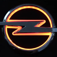 Opel LED-Emblem Heck 13,3 x 10,1 cm Mehrfarbig - Seitenansicht - Becquet Voiture