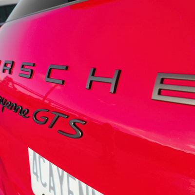 Emblème Logo Porsche Cayenne 911 Multi-Finitions - vue de profil - Becquet Voiture
