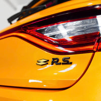 Emblème Logo RS Renault Noir Chrome Rouge Jaune - installé sur véhicule - Becquet Voiture