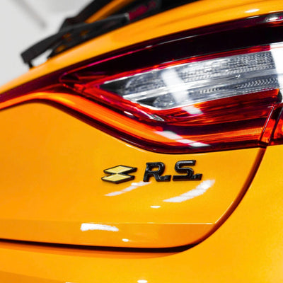 Emblème Logo RS Renault Noir Chrome Rouge Jaune - installé sur véhicule - Becquet Voiture