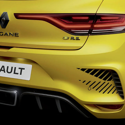 Emblème Logo RS Renault Noir Chrome Rouge Jaune - packshot studio - Becquet Voiture