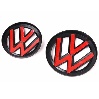 Emblème Logo VW Noir 3D Brillant Mat Carbone Golf Polo - détail du montage 2 - Becquet Voiture