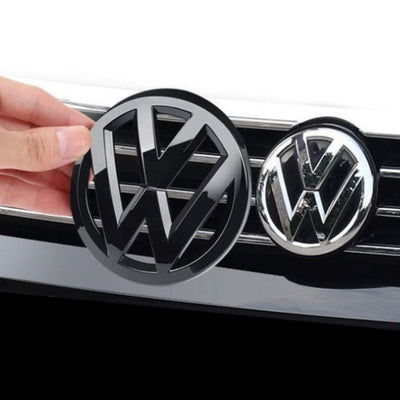 Emblème Logo VW Noir 3D Brillant Mat Carbone Golf Polo - packshot studio 2 - Becquet Voiture