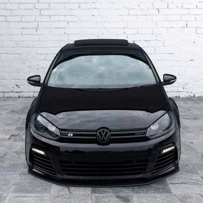 Emblème Logo VW Noir 3D Brillant Mat Carbone Golf Polo - vue de trois-quarts 2 - Becquet Voiture