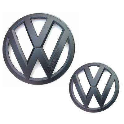 Emblème Logo VW Noir 3D Brillant Mat Carbone Golf Polo - vue de trois-quarts - Becquet Voiture