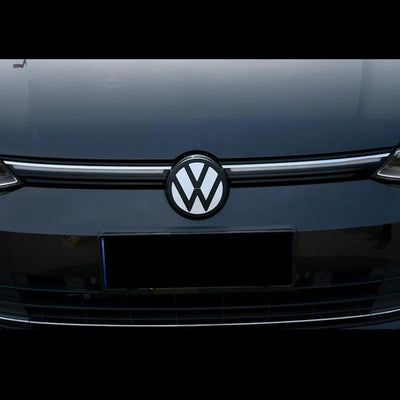 Emblème Logo VW Noir Blanc Golf 6 7 8 Polo T-Roc - détail du montage 2 - Becquet Voiture
