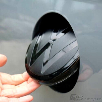 Emblème Logo VW Noir Blanc Golf 6 7 8 Polo T-Roc - en situation - Becquet Voiture