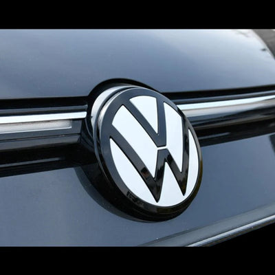 Emblème Logo VW Noir Blanc Golf 6 7 8 Polo T-Roc - packshot studio 2 - Becquet Voiture