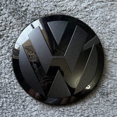 Emblème Logo VW Noir Blanc Golf 6 7 8 Polo T-Roc - vue de dessus - Becquet Voiture