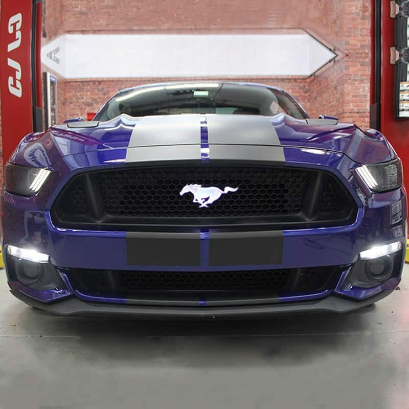 Beleuchtetes Mustang-Emblem, verchromt, 205 mm, Kühlergrill - Vorderansicht - Becquet Voiture