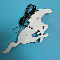 Beleuchtetes Mustang-Emblem, verchromt, 205 mm, Kühlergrill - Dreiviertelansicht - Becquet Voiture
