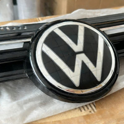 Emblème Lumineux Volkswagen Golf MK8.5 LED Argent 2024 - vue arrière - Becquet Voiture