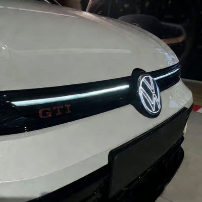 Emblème Lumineux Volkswagen Golf MK8.5 LED Argent 2024 - vue de face - Becquet Voiture