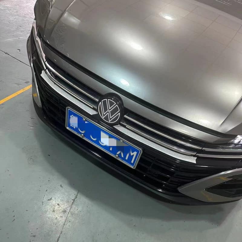 Beleuchtetes Volkswagen-Emblem LED 137 147 155 mm ACC Wasserdicht - Studio-Packshot - Becquet Voiture