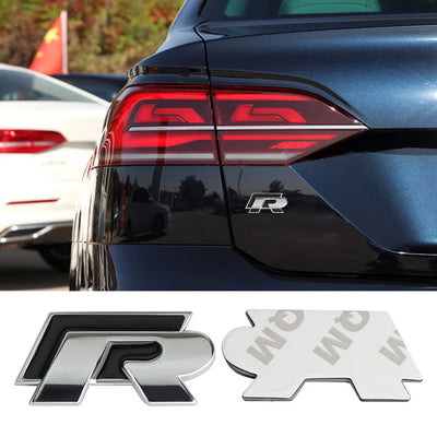 Emblème R coffre VW Polo Golf Passat Tiguan T-Roc - détail du montage - Becquet Voiture