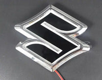 Emblème Suzuki LED 5D Lumineux Multicolore Feu Arrière 12V - vue de profil - Becquet Voiture