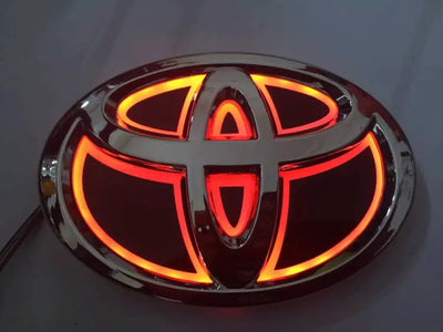 Emblème Toyota Lumineux LED pour RAV4, Highlander, Yaris - vue de trois-quarts - Becquet Voiture