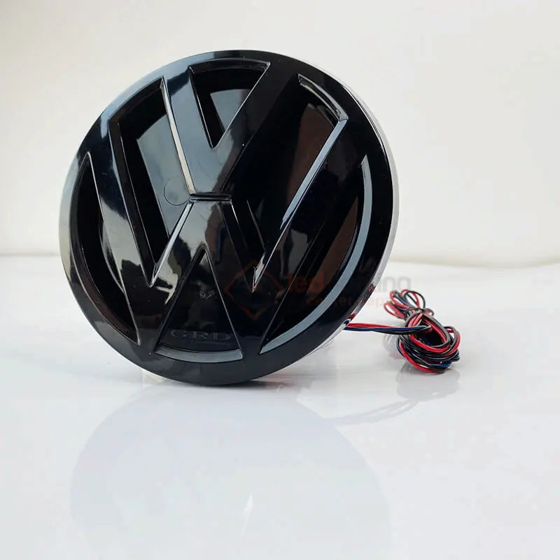 Beleuchtetes Volkswagen-LED-Emblem für Kühlergrill, 137–147 mm, 155 mm - Dreiviertelansicht - Becquet Voiture