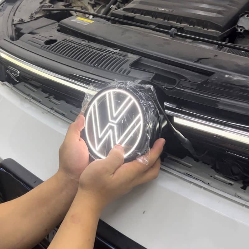 Emblème VW Golf MK8 Lumineux LED 12V Étanche Calandre - vue de face - Becquet Voiture