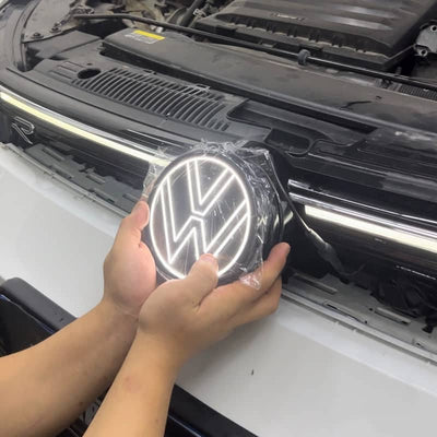 Emblème VW Golf MK8 Lumineux LED 12V Étanche Calandre - vue de face - Becquet Voiture