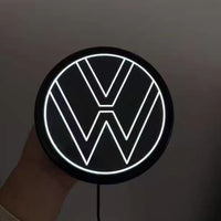 Beleuchtetes VW Polo Emblem LED 137mm ZK-kompatibel - am Fahrzeug montiert - Becquet Voiture