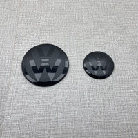 Emblèmes Avant et Arrière Noirs Logos VW Passat B7 - vue de trois-quarts - Becquet Voiture