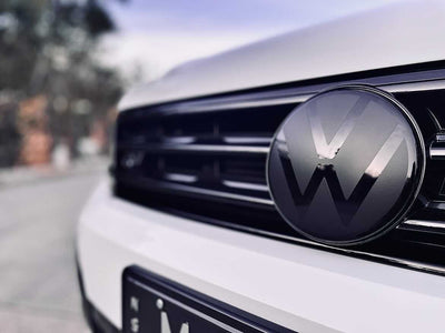 Emblèmes Avant et Arrière Noirs Logos VW Passat B8 - vue de profil - Becquet Voiture
