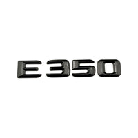 Emblèmes coffre noirs Mercedes Classe E badges arrière - détail du montage - Becquet Voiture