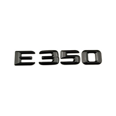 Emblèmes coffre noirs Mercedes Classe E badges arrière - détail du montage - Becquet Voiture