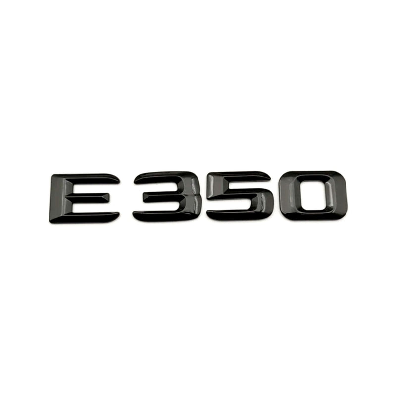 Emblèmes coffre noirs Mercedes Classe E badges arrière - détail du montage - Becquet Voiture