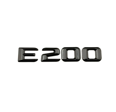Emblèmes coffre noirs Mercedes Classe E badges arrière - vue de face - Becquet Voiture