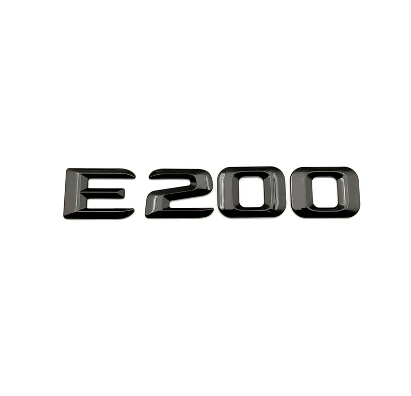 Emblèmes coffre noirs Mercedes Classe E badges arrière - vue de face - Becquet Voiture