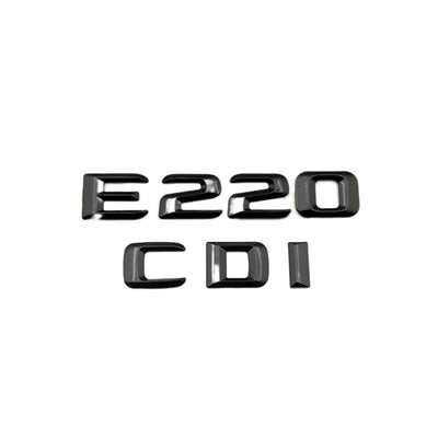 Emblèmes coffre noirs Mercedes Classe E badges arrière - vue de trois-quarts - Becquet Voiture
