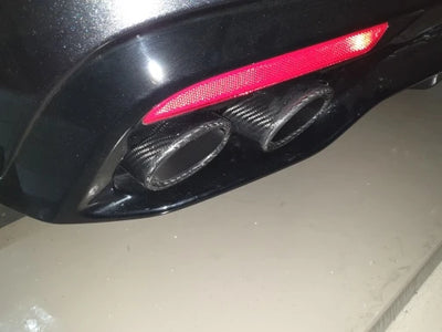 Embout d'Échappement Ovale Carbone Universel Incliné - installé sur véhicule - Becquet Voiture