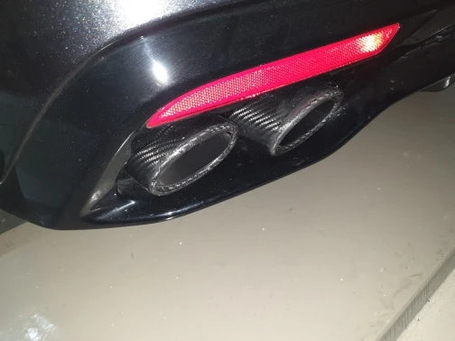 Embout d'Échappement Ovale Carbone Universel Incliné - installé sur véhicule - Becquet Voiture
